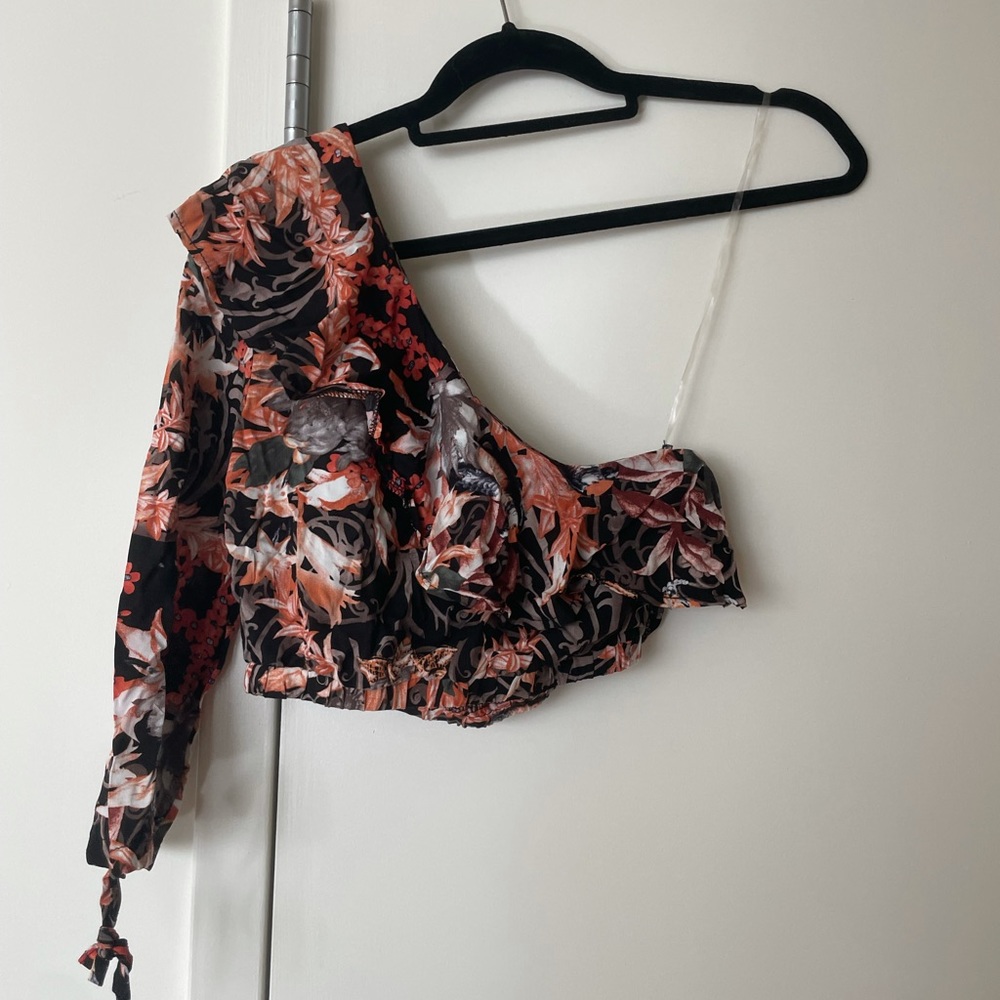 Cute stretchy crop top that was bought at LF. - Picture 2 of 3
